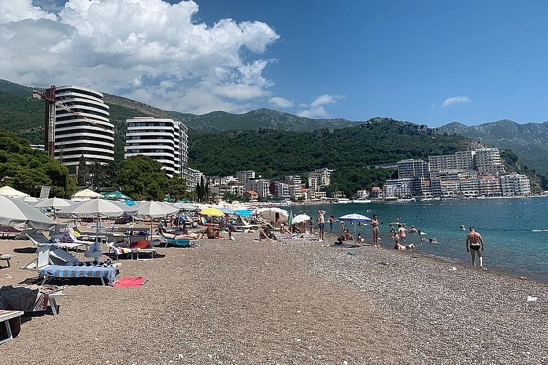 Budva: Djevojka poginula nakon što se odvezala sa sajle tokom parasejlinga, pala sa 50 metara u vodu